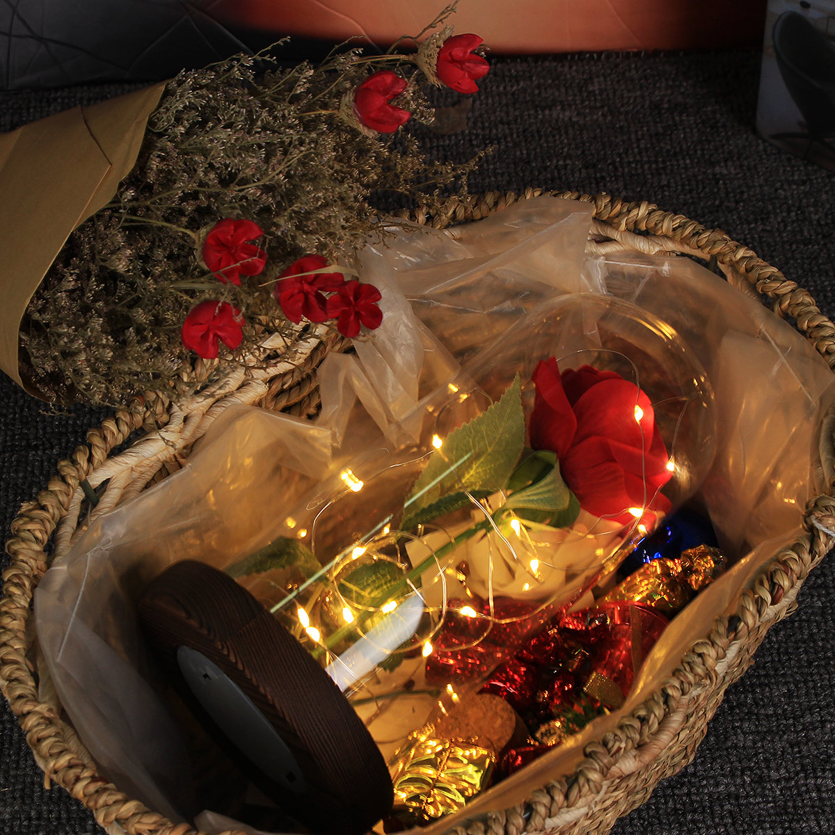 
	Christmas Decorations Beauty Enchanted Preserved Red Fresh Rose Glass Cover + LED Light